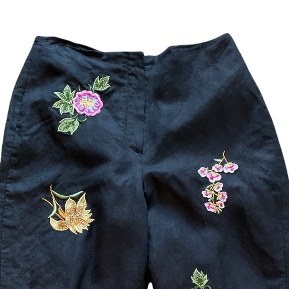 Larry Levine Black Linen Floral Embroidered Capris pants. Size 10 - Picture 2 of 15
